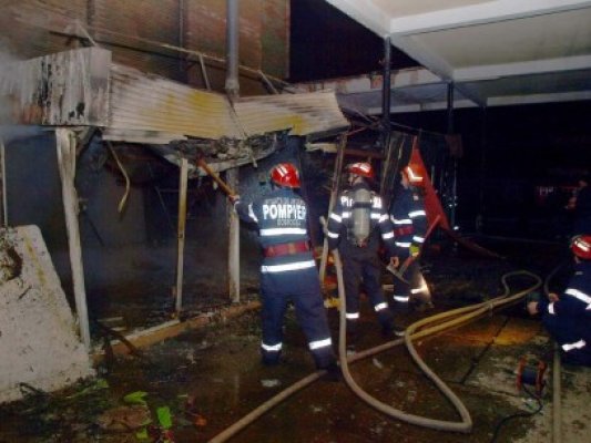 Două magazine au ars în Mamaia. Vinovaţi ar fi oamenii străzii
